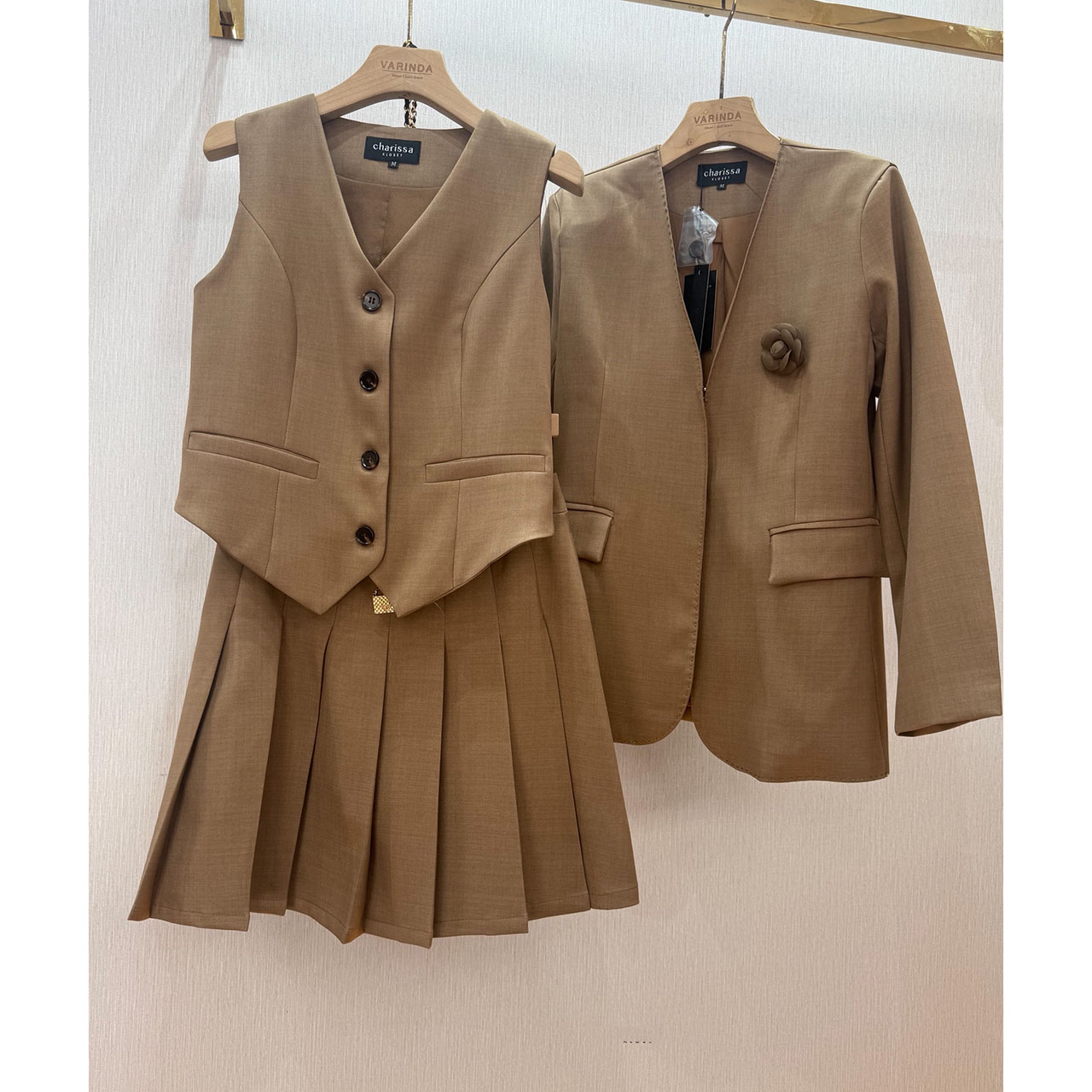 kudapy เซ็ท 4 ชิ้น เสื้อสูท+เสื้อ vestด้านใน +กระโปรง(กางเกงเป็นซับใน)+เข็มกลัดดอกไม้ ใช้ผ้าเดียวกันทั้งเซ็ท ตัวเสื้อสูทมีซับในอย่างดี