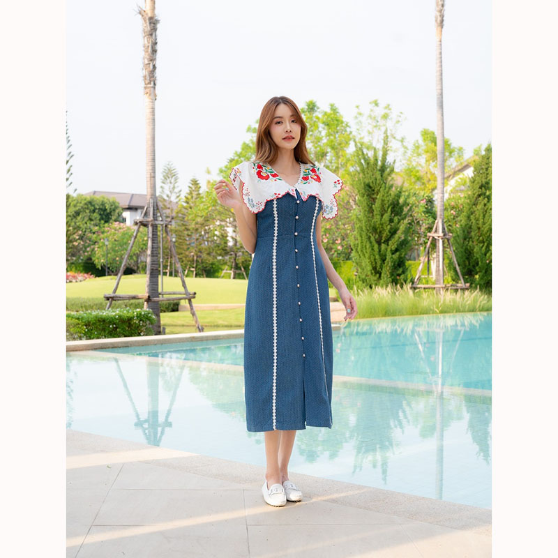 kudapy เดรสยาวสีฟ้า ผ้ายีนส์เนื้อผ้านิ่มใส่สบาย ทรงเข้ารูป ปกคอบัวดีเทลลายปักดอกไม้