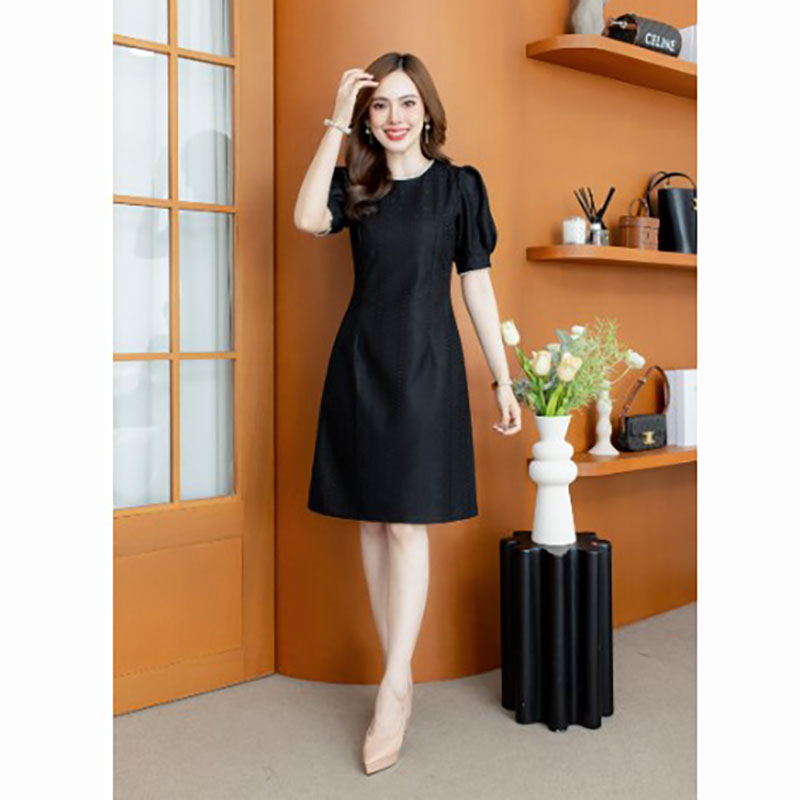 kudapy เดรสลูกไม้สวยหรู ลูกไม้พรีเมียมผ่านขั้นตอนอัดกาว ทำให้ผ้าสวยมีมิติ มีดีเทลแต่งมุกรอบคอและแขนเพิ่มความหรูและหวาน