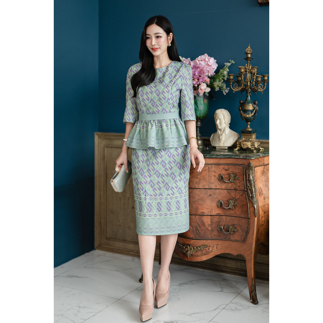 kudapy Set 2 ชิ้น ผ้าโพลีเอสเตอร์แบบทอ งานพิมพ์ลาย ตัวเสื้อคอกลม จับจีบช่วงเอวช่วยอำพรางหุ่น วกระโปรงผ่าหลังเล็กน้อย