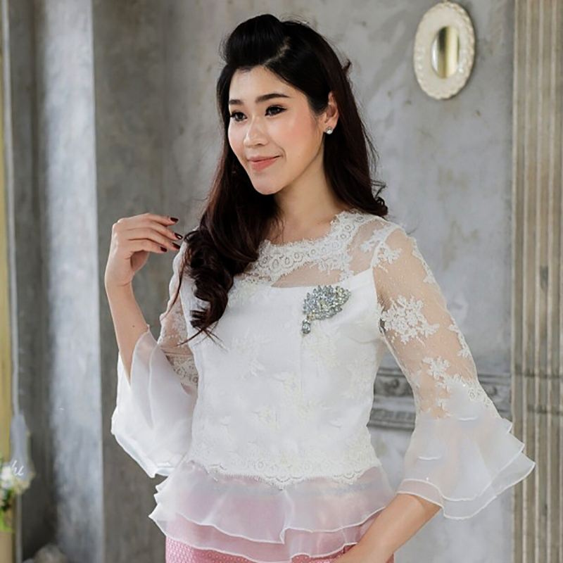 kudapy เสื้อลูกไม้สีขาว แต่งระบายชายเสื้อและปลายแขน เอวเก็บทรงเข้ารูปทรงสวย มีซับในผ้าซาติน ซิบหลังอย่างดีค่ะ