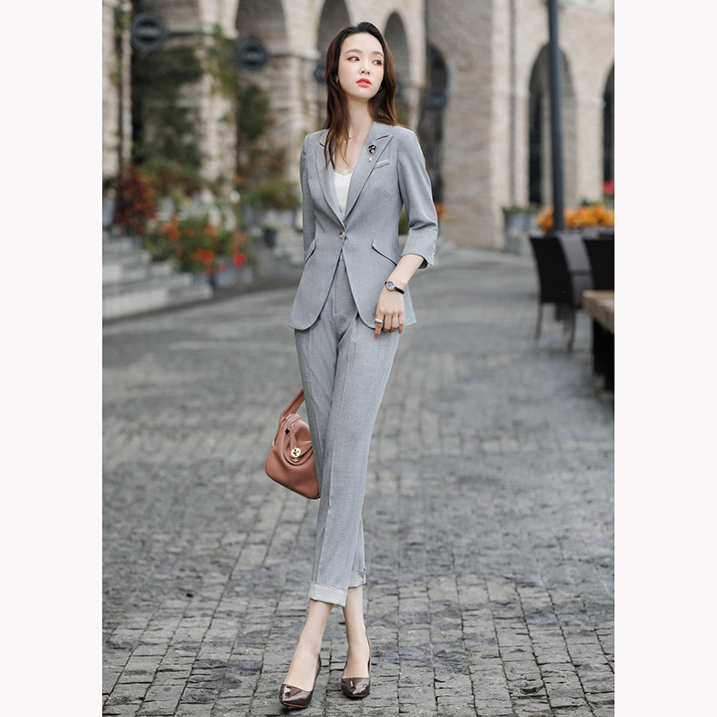 kudapy ชุดสูททำงานผู้หญิงสีเบจครีม/สีเทา แขนห้าส่วนพร้อมกางเกงแปดส่วน จุดเด่นของชุดนี้คือสีชุดเน้นความสุภาพเรียบง่าย