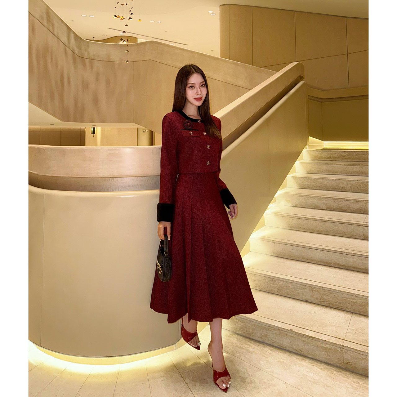 kudapy เซ็ทผ้าพรีเมี่ยม สื้อกับกระโปรงเราใช้ผ้าเดียวกันทั้งชุด เนื้อผ้ามีน้ำหนัก ทิ้งตัวดี ยับยาก เสื้อกระดุมจริง กระโปรงซิปเอวสูงไม่สม้อค มีซับในอย่างดี