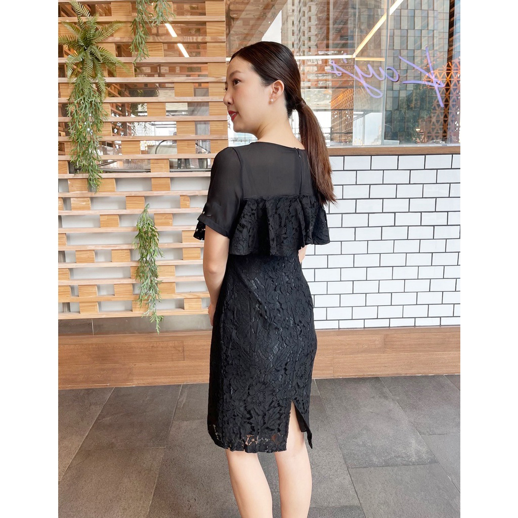 kudapy เดรสสั้นสีดำ แต่งระบายอก เดรสแขนสั้น ผ้าลูกไม้ลายดอกเนื้อนุ่ม ช่วงบนเย็บต่อด้วยผ้าชีฟองเนื้อทราย ซับในทั้งตัว กระโปรง ผ่าหลัง ซิบหลังค่ะ