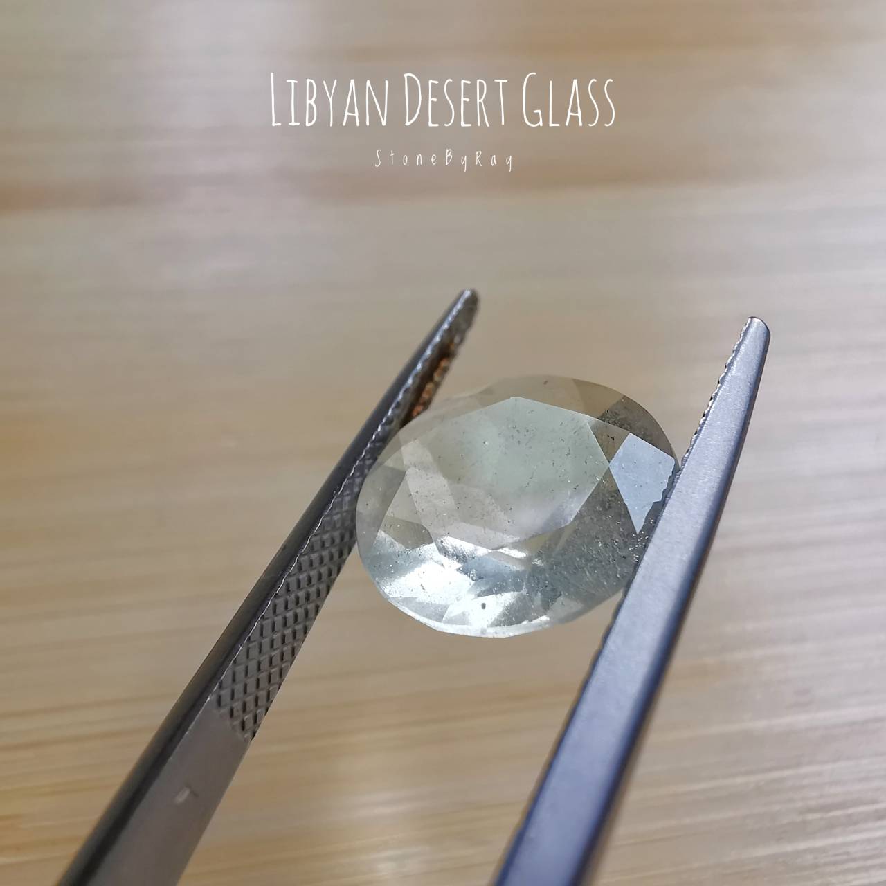 สะเก็ดดาวสีขาวเจียรเหลี่ยม(Libyan Desert Glass)