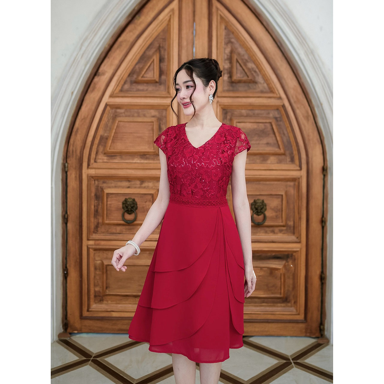 kudapy เดรสสั้นสีเทาซิลเวอร์/สีครีมทอง/สีแดง กระโปรงเลเยอร์สามชั้น เสื้อคอวีเป็นผ้าลูกไม้เลื่อม กระโปรงผ้าชีฟอง เอวตกแต่งอะไหล่ลูกไม้เป็นเข็มขัดดีเทลสวย