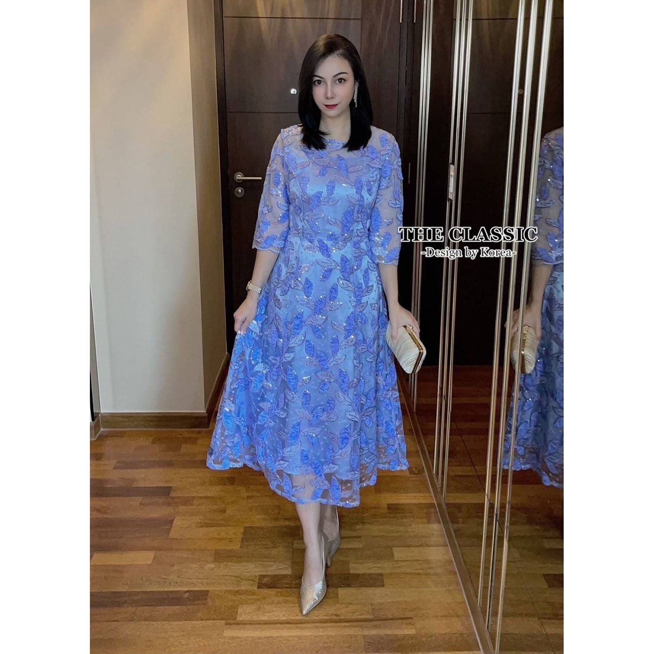 kudapy เดรสยาวออกงานปักเลื่อม ใช้ผ้าเนื้อดีปักลวดลายใบไม้ ปักเพิ่มเติมขอบด้วยเลื่อมเน้นลายชัด