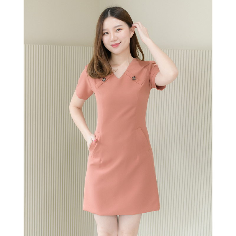 kudapy เดรสสั้นสีมัทฉะ/สีส้มอิฐ/สีน้ำตาลอมชมพู คอวีทรงตรง ดีเทลแต่งกระดุมช่วงคอเก๋ๆ กระเป๋าเจาะสองข้างใส่ของได้จริง