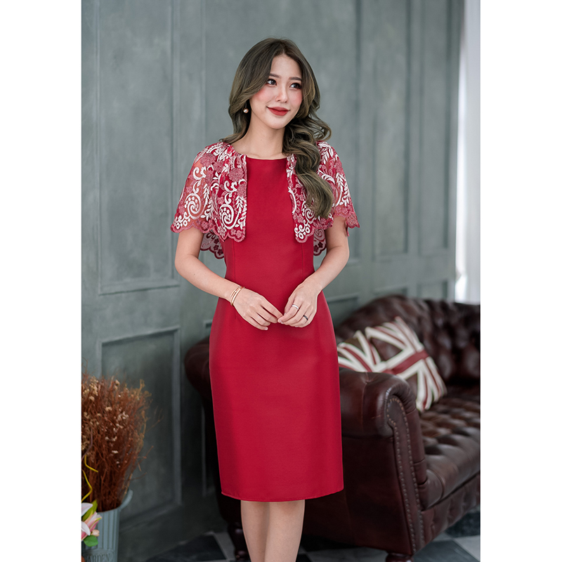 kudapy เดรสสั้นสีแดงเลือดหมู/สีฟ้า/สีกรม/สีชมพู เดรสผ้าไหมญี่ปุ่นดีไซน์ช่วงบนเป็นแบบงานผ้าลูกไม้เงาปักลาย ดีไซน์คลุมไหล่ระบายแบบเก๋ๆ