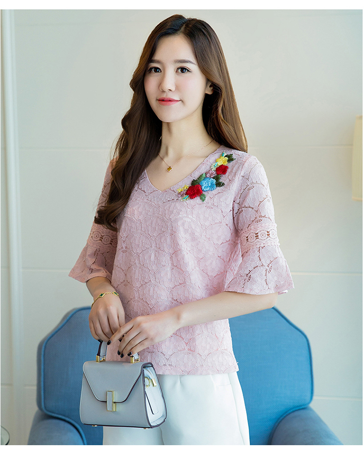 Kudapy เสื้อผ้าผูกไม้เนื้อดี เนื้อนิ่มสีชมพู คอวี หน้าอกด้านซ้ายข้างคอเสื้อแต่งด้วยผ้าปักดอกไม้หลากสี