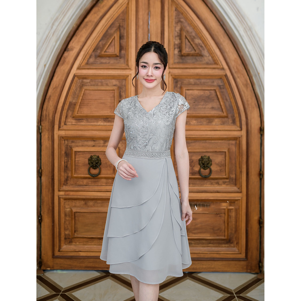 kudapy เดรสสั้นสีเทาซิลเวอร์/สีครีมทอง/สีแดง กระโปรงเลเยอร์สามชั้น เสื้อคอวีเป็นผ้าลูกไม้เลื่อม กระโปรงผ้าชีฟอง เอวตกแต่งอะไหล่ลูกไม้เป็นเข็มขัดดีเทลสวย