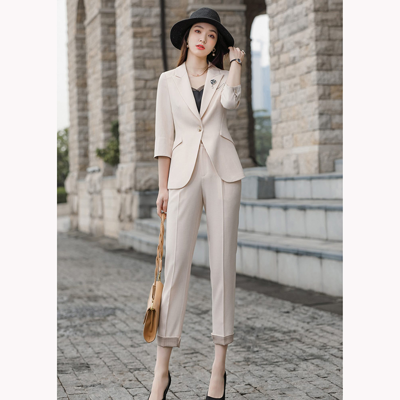 kudapy ชุดสูททำงานผู้หญิงสีเบจครีม/สีเทา แขนห้าส่วนพร้อมกางเกงแปดส่วน จุดเด่นของชุดนี้คือสีชุดเน้นความสุภาพเรียบง่าย