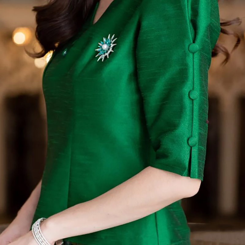 kudapy เสื้อผ้าไหม เขียวมรต บานเย็น ชมพูกลีบบัว แขน 4 ส่วนแต่งกระดุมด้านข้าง เอวปล่อย ชุดไทยประยุกต์