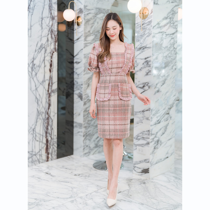 kudapy เดรสสั้นสีดำ/สีชมพู ลายสก็อตระบายช่วงไหล่แขนจั๊ม