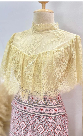 kudapy เซท 2ชิ้น เซตเสื้อลูกไม้แต่งระบายสีขาว,สีชมพู+กางเกงขาบานยาวพิมพ์ลายไทย