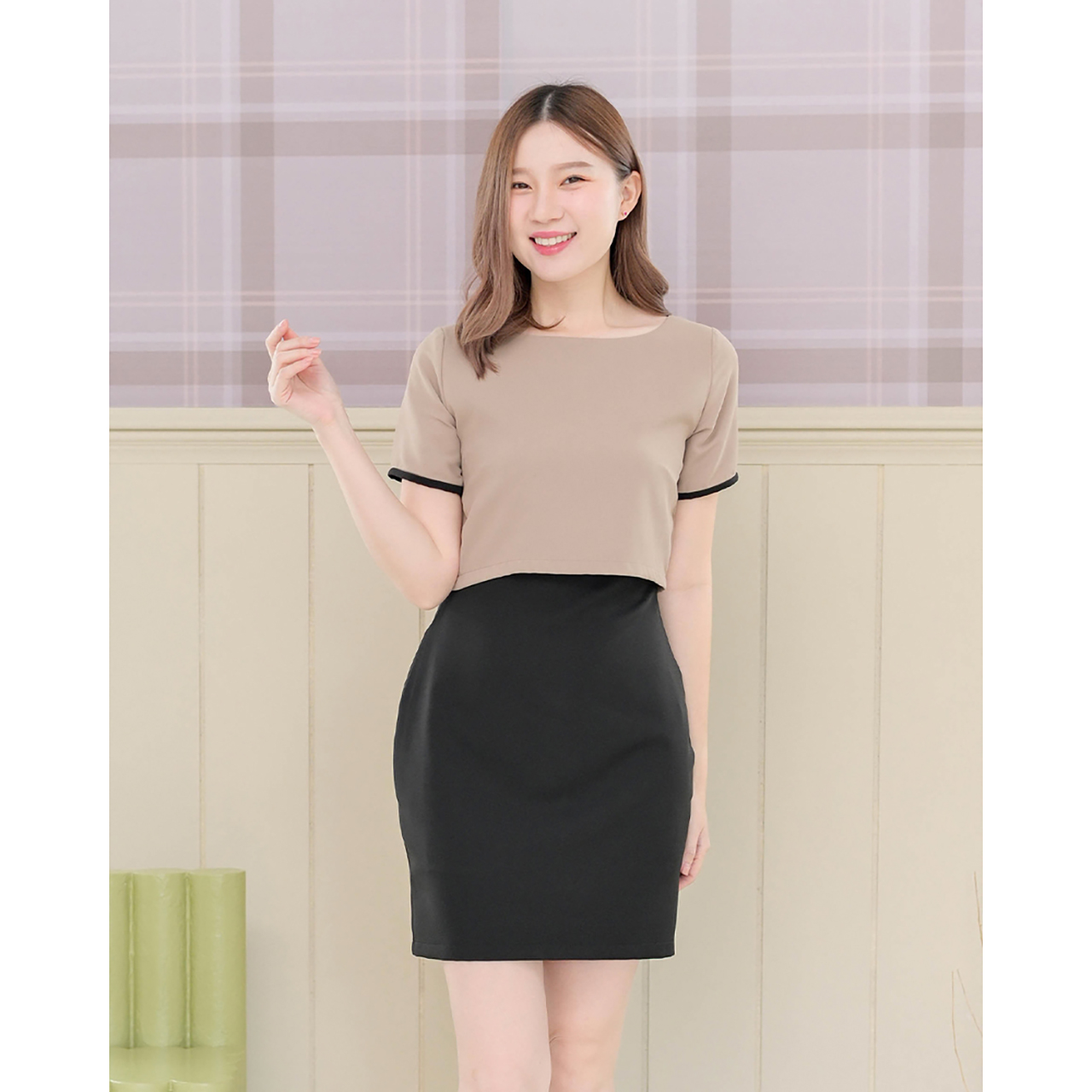 kudapy เดรสสั้นสีน้ำตาลแดง/สีเทาเข้ม/สีดำ/สีครีมเข้ม/สีเบจ ทูโทน ทรงคอปาด ช่วงกระโปรงทรงสอบ ผ่าชายด้านหลังให้เดินสะดวก