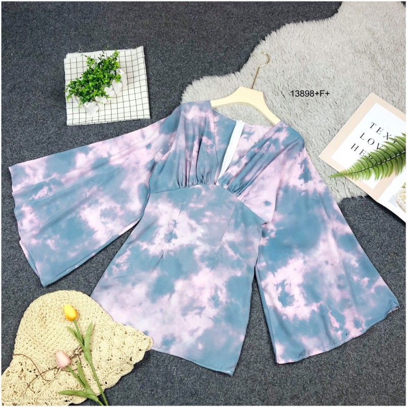 kudapy มินิเดรสเที่ยวทะเลสีฟ้า เดรสคอวีแขนบานลายมัดย้อม