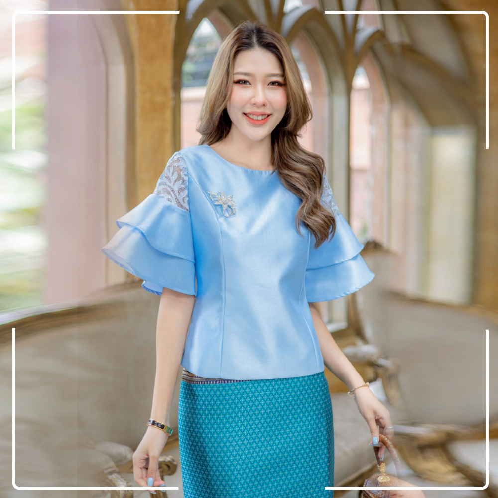 kudapy เซต 2 ชิ้น เสื้อผ้าไหมญี่ปุ่นเนื้อทรายคอกลม แขนแต่งระบายสีฟ้า+ผ้าถุงทอลายดอกพิกุลอย่างดีสีฟ้าน้ำเงิน งานมีซับใน ซิบหลัง