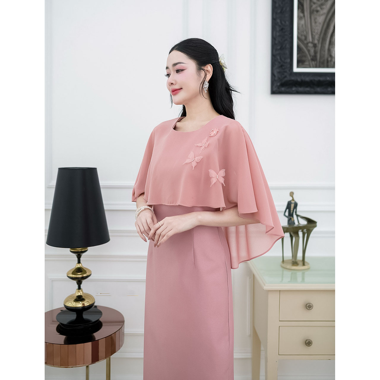 kudapy เดรสยาวออกงาน ผ้าไหมอัดกาวทั้งชุด คลุมไหล่พรางแขน แต่งผีเสื้อเรียงตัวเล็กๆช่วงไหล่