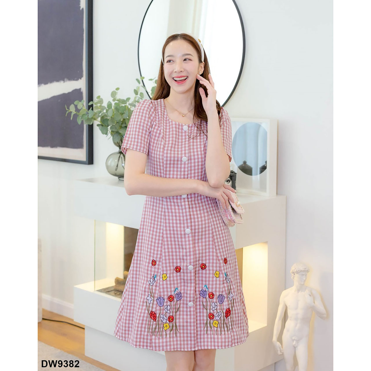 kudapy เดรสสั้นสีชมพู/สีกรม/สีเขียว ลายสก็อต ปลายกระโปรงปักดอกไม้ สุดคิวท์ สีสันโดนใจ คัทติ้ง ทรงสวย