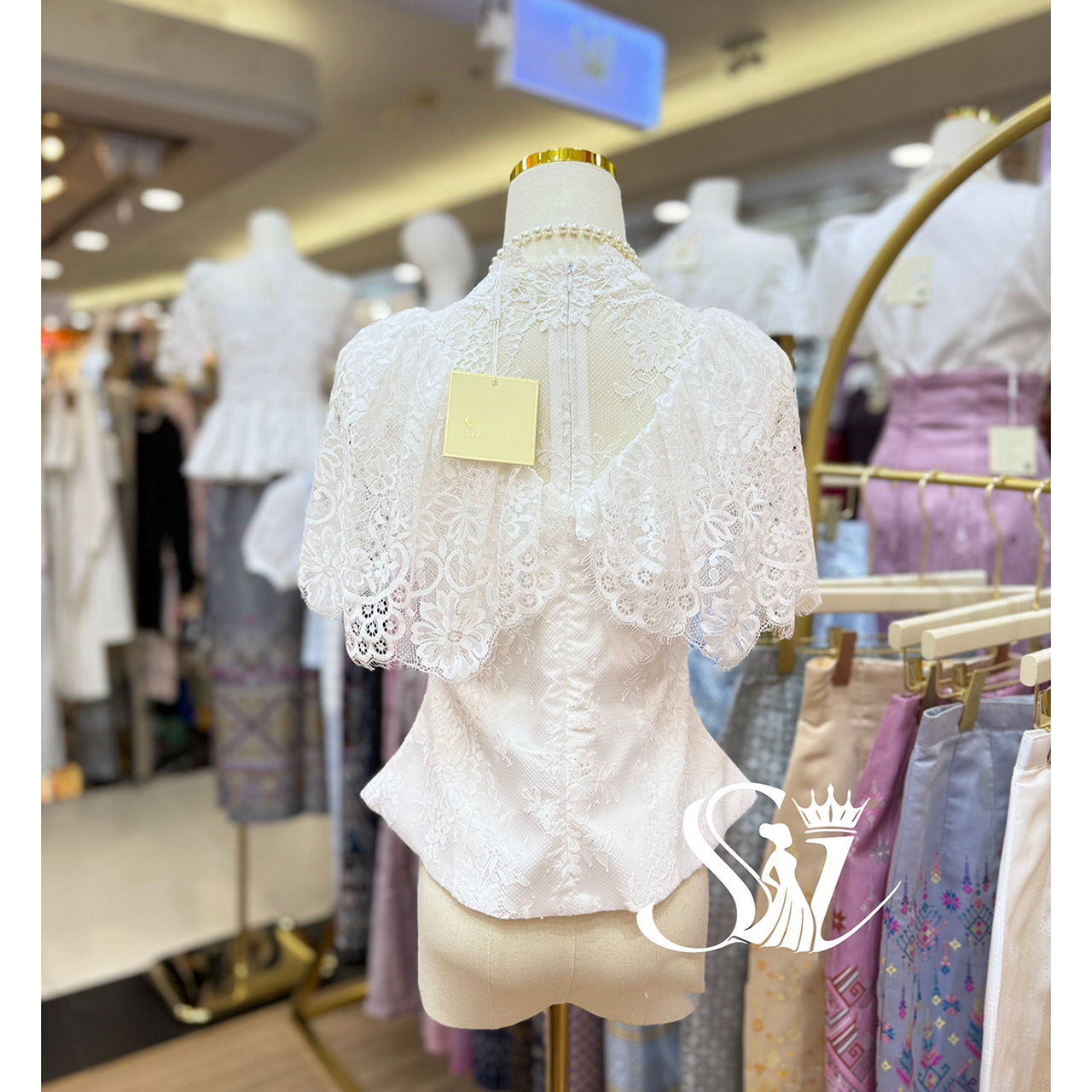 kudapy ชุดเซ็ท เสื้อลูกไม้นิ่ม แต่งระบายคลุมไหล่ งานอัดกาว กระโปรงทรงสวิง 7 ชิ้น ซิปหลัง ชายตลบผ้ากาวขึ้น เนื้อผ้าไหมแพรทิพย์