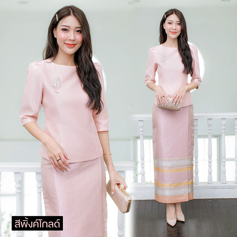 kudapy ชุดเซ็ทเสื้อ+ผ้าถุงสีแดง/สีขาว/สีเหลืองทอง/สีพิ้งค์โกลค์ ผ้าไหมญี่ปุ่นเนื้อทราย ตัวเสื้ออัดกาวทั้งตัวมีซับใน คอปาดแขนจับจีบ มีชิปหลังใส่สบาย