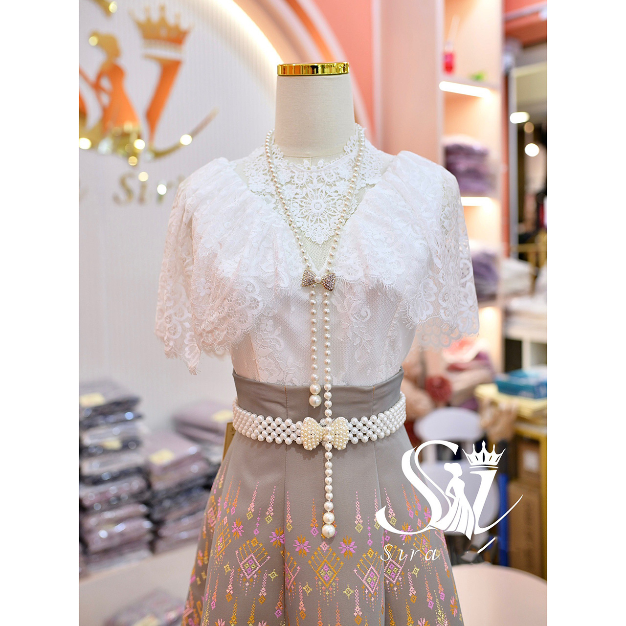 kudapy ชุดเซ็ท เสื้อลูกไม้นิ่ม แต่งระบายคลุมไหล่ งานอัดกาว กระโปรงทรงสวิง 7 ชิ้น ซิปหลัง ชายตลบผ้ากาวขึ้น เนื้อผ้าไหมแพรทิพย์