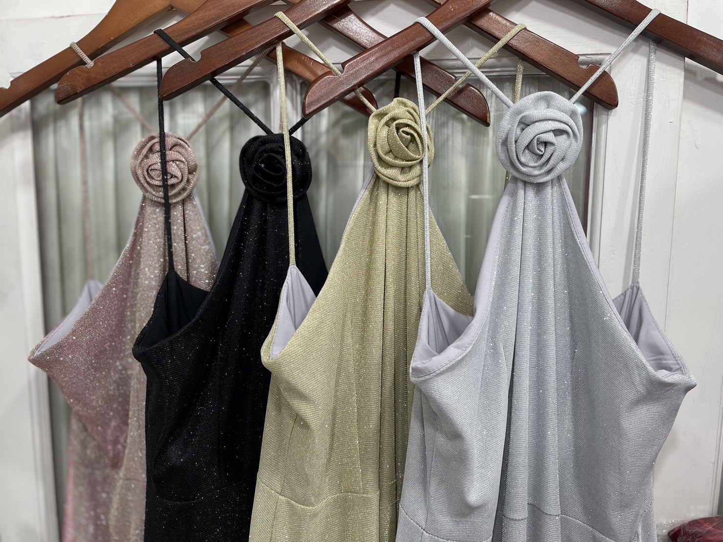 kudapy เดรสราตรีออกงานคล้องคอ ดีเทลเว้าบ่า แต่งเข็มกลัดดอกไม้ ทรงสวยเรียบหร กระโปรงบานพริ้วสวย