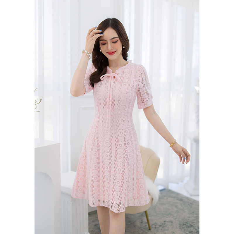 kudapy เดรสสั้นสีชมพู/สีดำ ลูกไม้ทอคอจีบ สวยหวาน มีดีเทลคอจีบผูกโบว์ แพทเทิร์นตีเกล็ดเน้นช่วงเอวใส่แล้วดูเพรียว