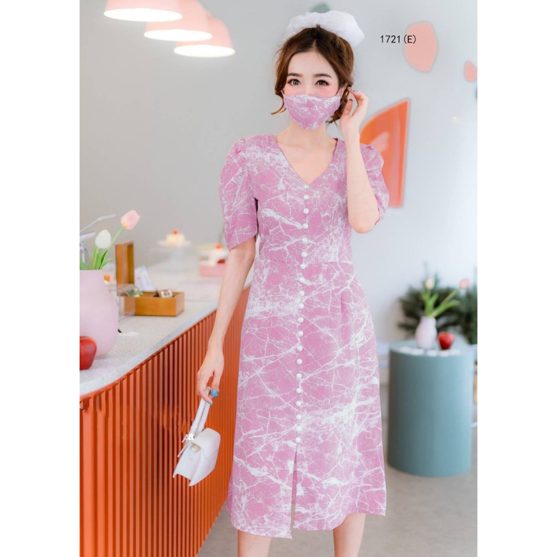 kudapy เดรสยาวสีแดง/ชมพู ผ้าลายหินแตก+แมสปิดปาก+ยางมัดผมโดนัทผ้าแก้ว เดรสคอวี ทรงแขนพองนิดๆ