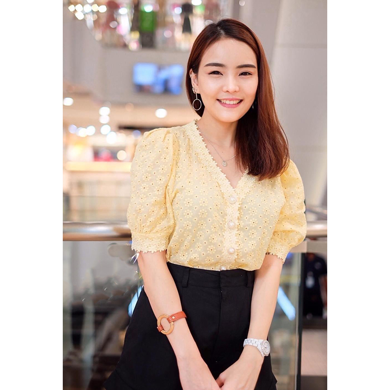 kudapy เสื้อคอตตอนฉลุลายสีขาว,สีเหลือง ดอกเนื้อดี ทรงหวานๆ แต่งคอลูกไม้ กระดุมมุกมีความหรูหรา งานน่ารักมากๆ สาวๆหาเสื้อใส่ทำงาน