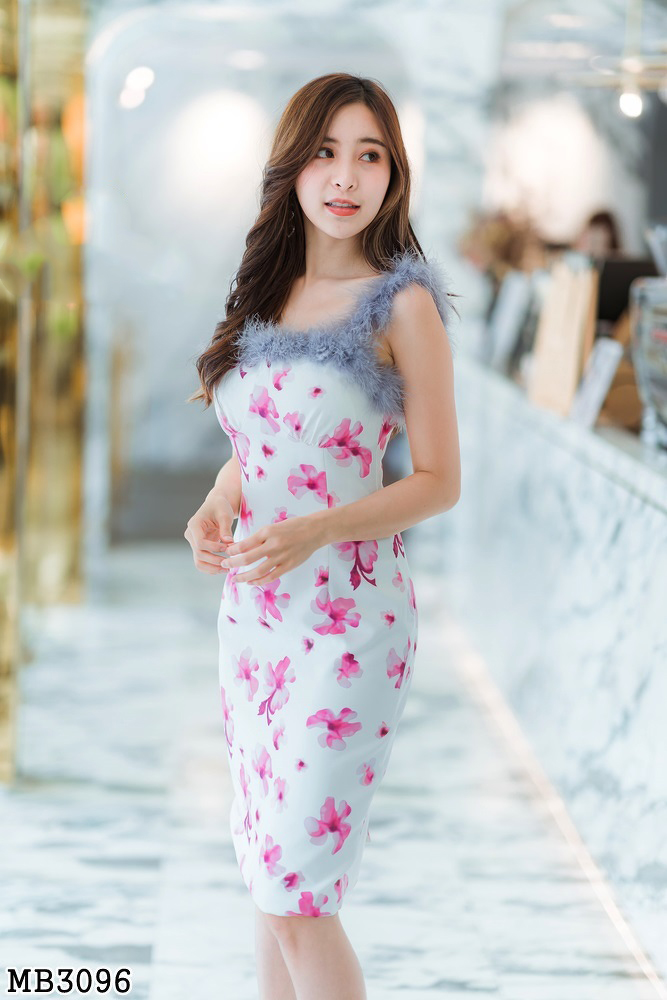 เดรสสั้นแขนกุดสีชมพู พิมพ์ลายดอก แต่งขนปุยสีเทาให้ดูมีระดับ สวยหรูในราคาเบาๆ S/M/L