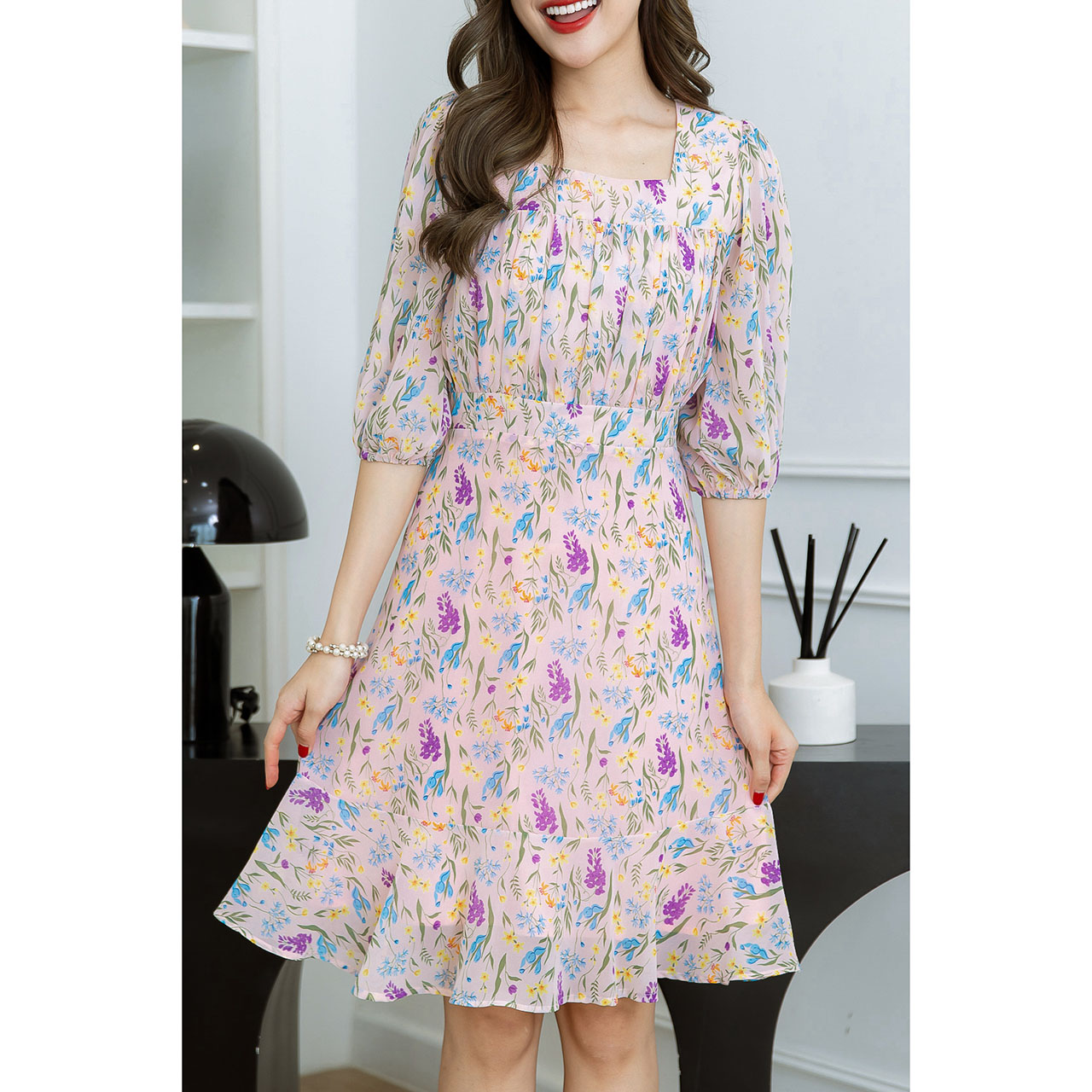 kudapy เดรสสั้นสีดำ/สีชมพู ชีฟอง คอเหลี่ยม มีดีเทลเย็บจั๊มซ้อนเป็นเลเยอร์ช่วงอก ชายกระโปรงเป็นระบายสวยกำลังดี แขนสามส่วนจั้มปลายแขน