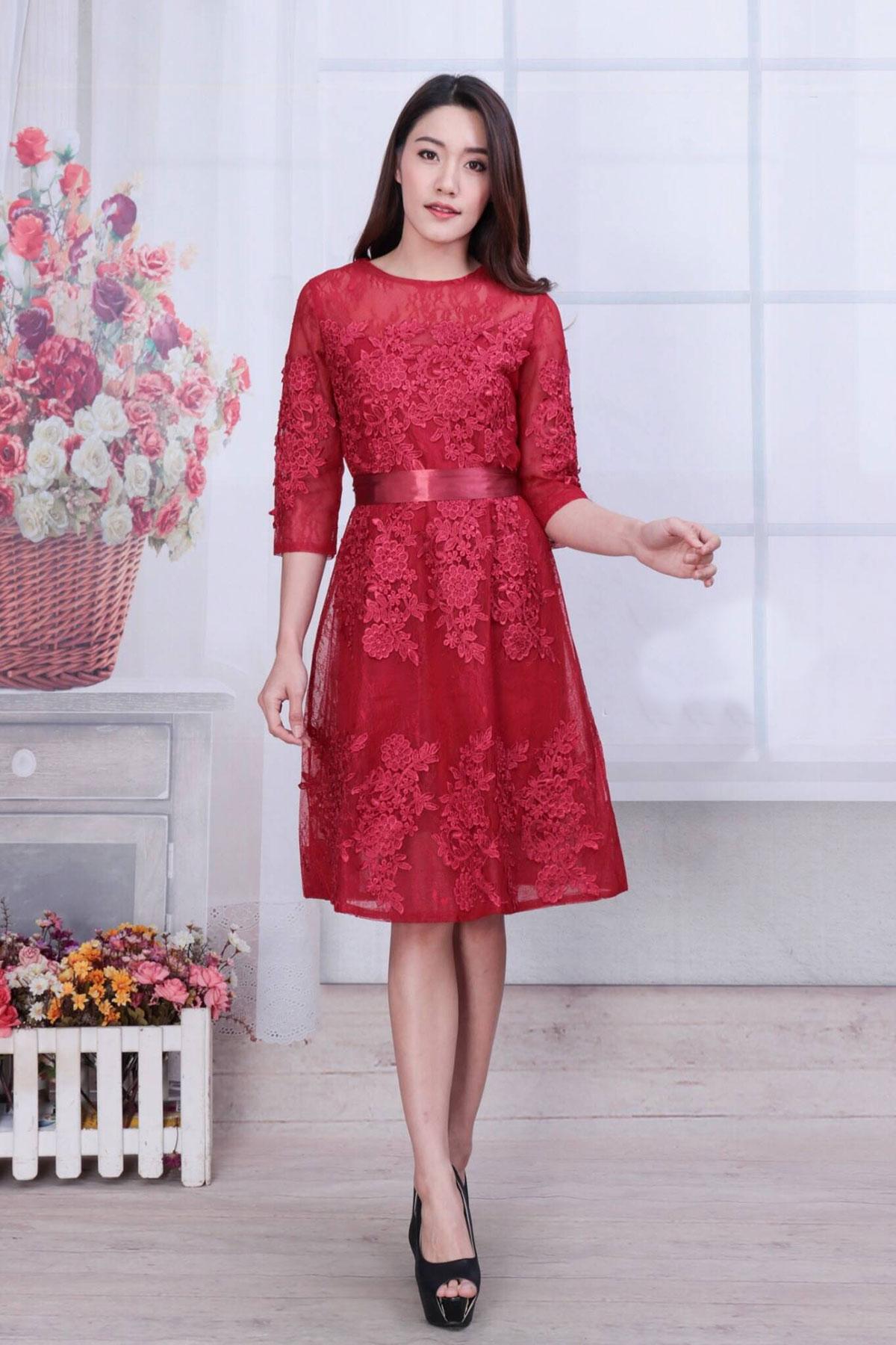 เดรสสั้นลูกไม้สีแดง ใส่ไปงานไหนก็ดูไฮโซ เก็บทรงสวยมาก ดีเทลแขน 4 ส่วน