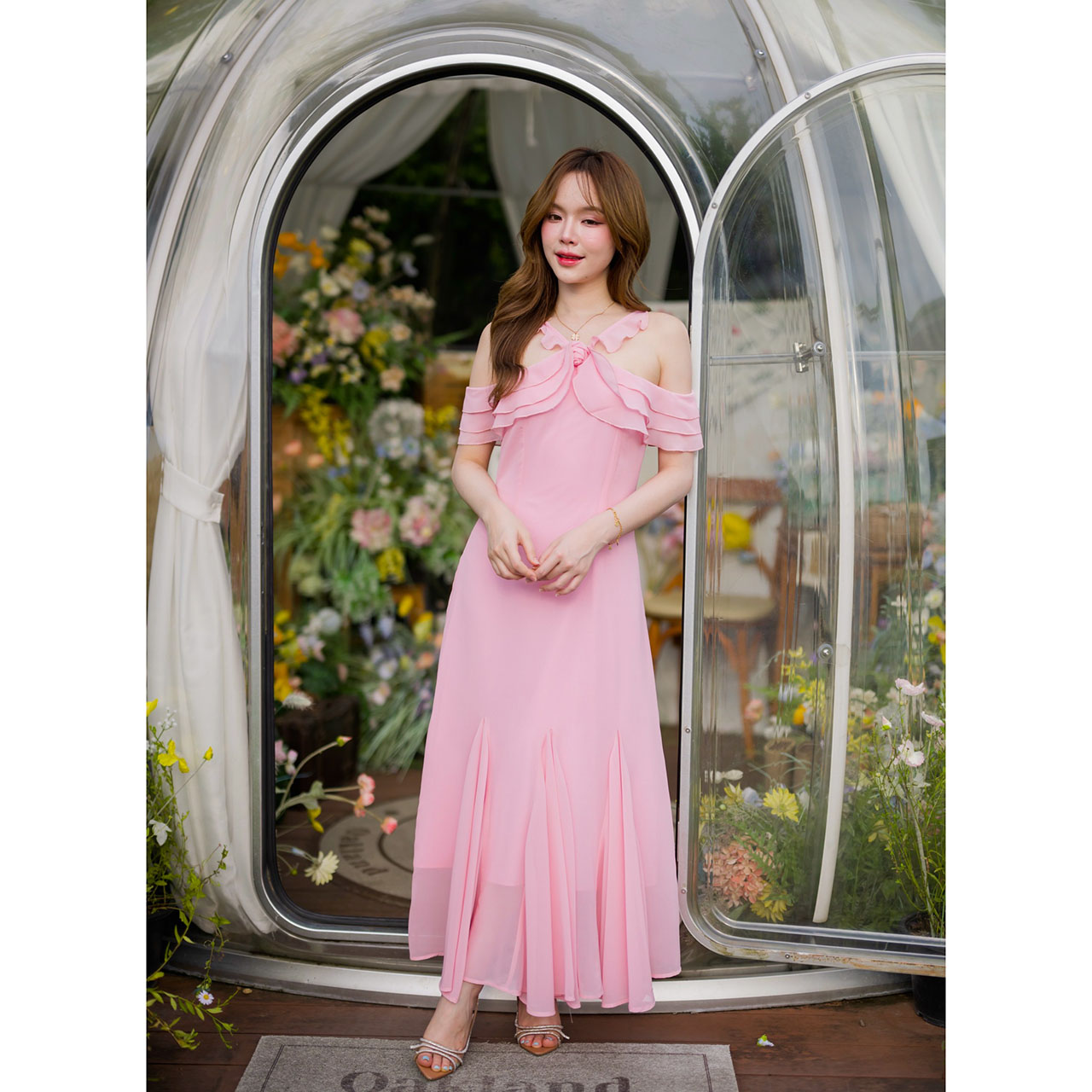 kudapy เดรสยาว ช่วงคอเป็นแบบคล้องคอทรง Vest ดูเซะซี่ ต่อระบายเลเยอร์ 3 ชั้นลงมาปิดแขนทั้ง 2 ข้าง ชายกระโปรงแต่งระบายพลิ้วสวย