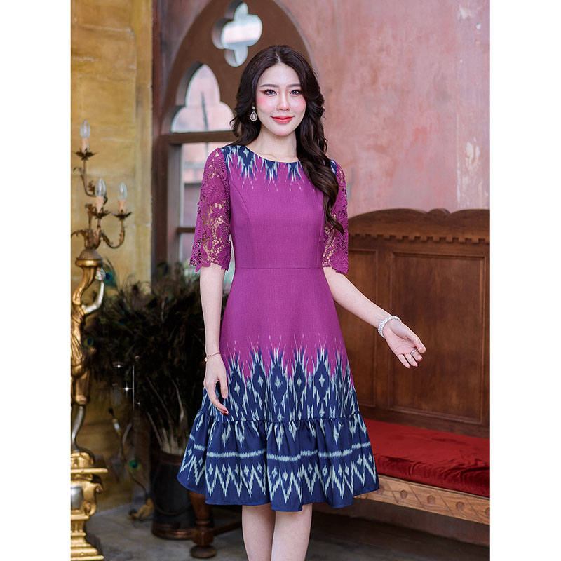 kudapy เดรสสั้นสีฟ้าอมเขียว /สีม่วงอมชมพู ผ้าพิมพ์ลายไทย ชายกระโปรงระบาย ช่วงแขนเป็นงานลูกไม้ถักลาย เนื้อผ้านุ่มใส่สบาย
