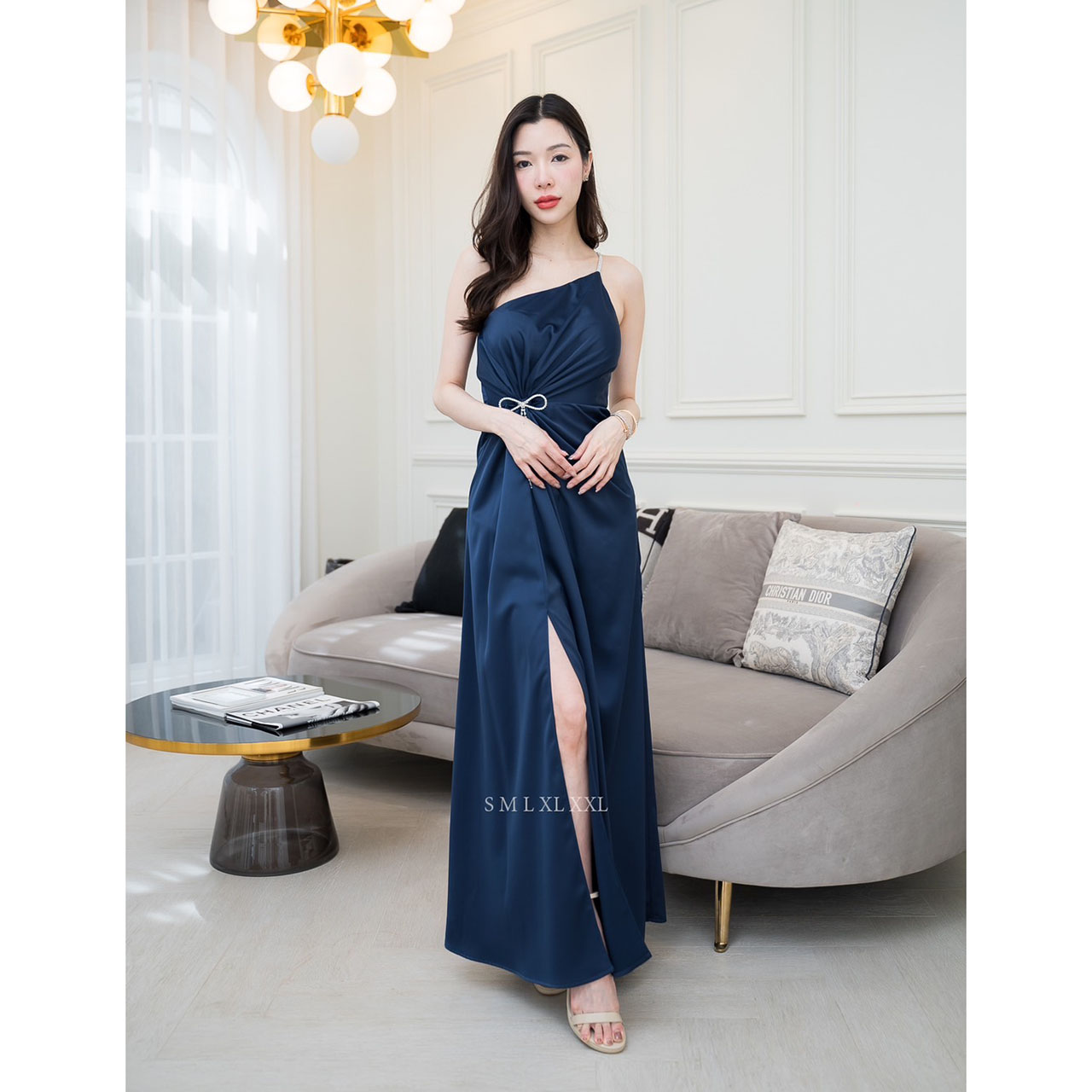 kudapy เดรสยาวสีโอวัลติน/สมิ้นอมฟ้า/สีชมพูกลีบบัว/สีกรม/สีชาเขียว ชุดราตรียาวไหล่เบี่ยงสายเพชรแต่งมัดเอวติดเข็มกลัดเพชรโบว์ งานพรีเมี่ยมผ้าเครปซาติน ซับในเกรดเอ ซิปด้านหลัง สวยหรู