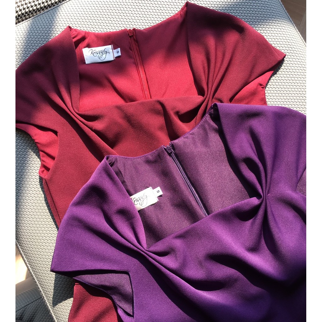 kudapy เดรสสั้นไปงานสีม่วงเปิดไหล่ แขนทรงไหล่ล้ำ ผ้าผ้าฮานาโกะเนื้อดี มีน้ำหนัก ยืดหยุ่นนิดๆ ดีไซน์คอเหลี่ยม เล่นดีเทลจีบตรงช่วงไหล่