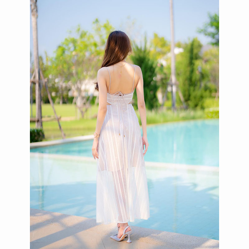 kudapy เดรสยาวสีขาว สายเดี่ยว เป็นผ้าฉลุวงกลม ดีเทลสวยมากๆ เว้าเอวทำให้ดูไม่ตัน ด้านหลังเป็นสายแบบผูกหลัง สามารถปรับระดับได้