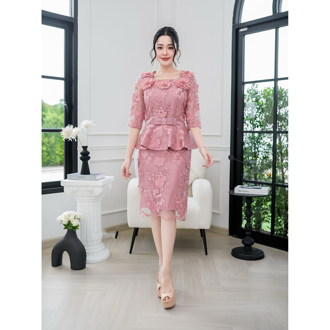 kudapy เดรสคอเหลี่ยมที่แต่งดอกไม้รอบคอสวยสะดุดตา ช่วงเอวแต่งระบายติดเข็มเขัดโบว์ เป็นงานเย็บติดกับชุด