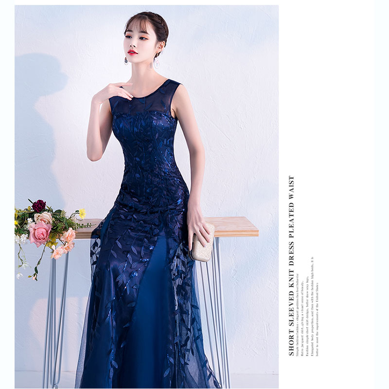 kudapy เดรสยาวสีน้ำเงินเข้ม ผ้าโปร่งปักเลื่อมลายใบไม้ คอกลม แขนกุด กึ่งทรงปล่อย สวยหรู