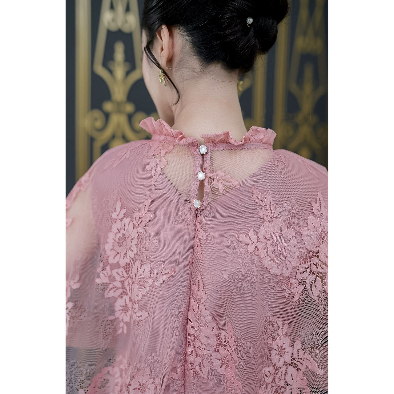 kudapy เดรสผ้าไหมอัดกาวทั้งชุด ผ้าลูกไม้ฝรั่งเศสคอกลมเย็บแต่งจีบรอบคอ ลูกไม้ปล่อยทิ้งตัวเป็นงานคลุมไหล่ด้านหน้าสั้นด้านหลังยาวถึงช่วงเอวหรูหรา