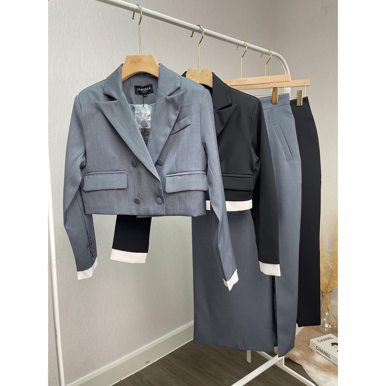 kudapy เซ็ทครอป กระโปรงยาว ตัวเสื้อแต่งกระเป๋าหลอก 2ข้าง กระดุมจริงสีเดียวกับผ้า แต่งปลายแขนสีขาวและกระดุมที่แขน