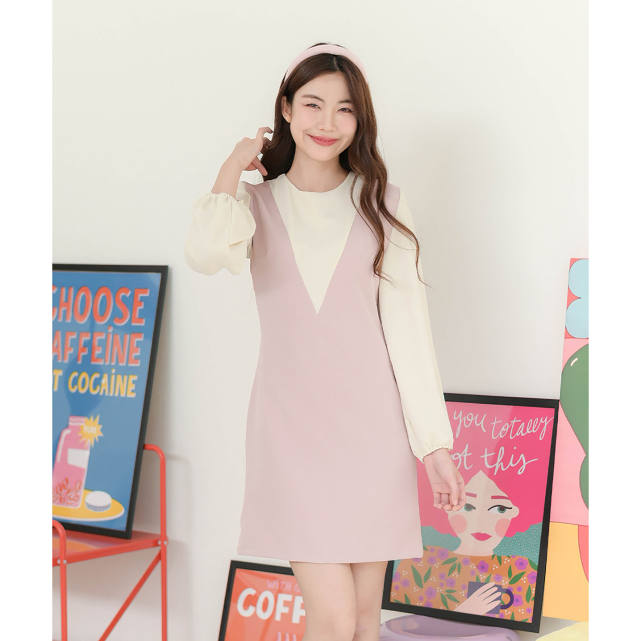 kudapy เดรสคอกลมแขนยาว ดีไซน์ตัดต่อเหมือนใส่เอี๊ยมคอวีทรงลึกเล่นสีทูโทนพาสเทล รูดจั๊มที่ปลายแขนให้พองเบาๆ