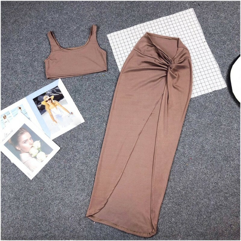 kudapy Set 2 ชิ้น เสื้อครอปแขนกุด ผ้าร่อง + กระโปรงยาวแต่งผ่าแหวกสูง ใส่เที่ยวทะเล