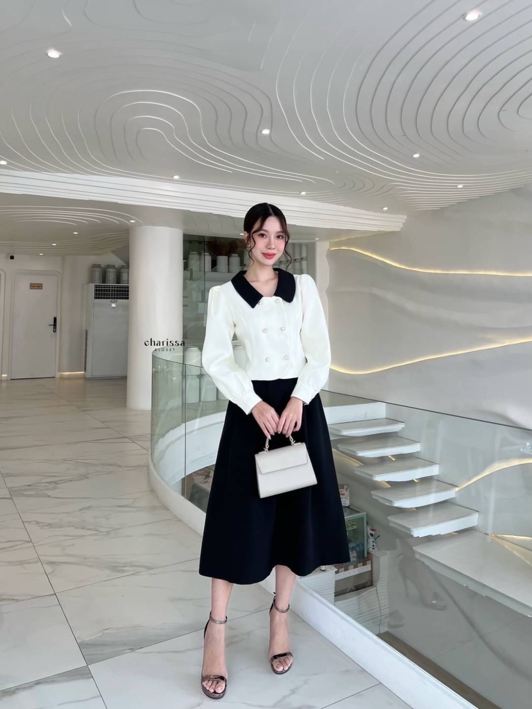 kudapy เซ็ทเสื้อครอปสีครีมแต่งปกสีดำ+กระโปรงยาวจับจีบใหญ่เอวสูงทรงเข้ารูป