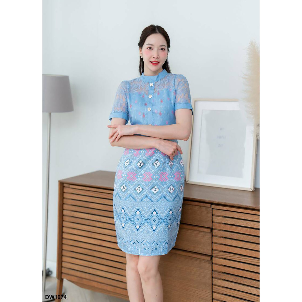 kudapy เดรสสั้นสีเขียว/สีกรม ลายไทยแขนลูกไม้ งานผ้าอัดลายไทย ทรงสวย เข้ารูป เป็นงานซิปซ่อนหลัง แต่งแขนผ้าระบายลูกไม้