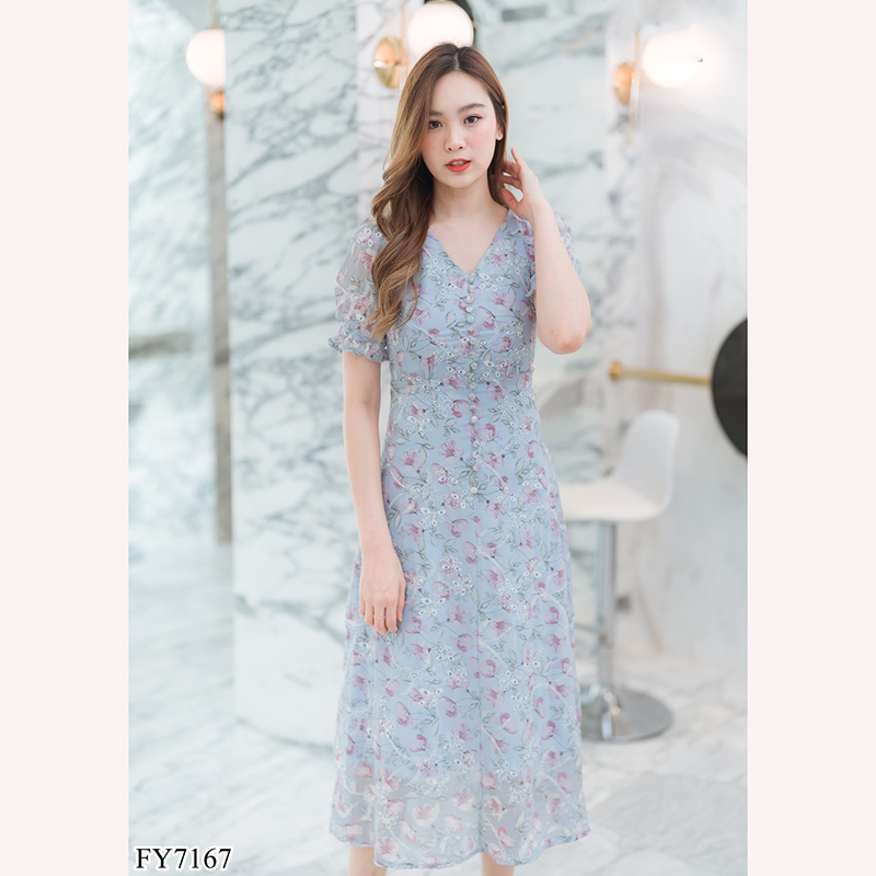 kudapy เดรสยาวสีชมพู/สีฟ้า/สีขาว ลายดอกผ้าปักสวยใส่สบายดูดีน่ารักมากๆ