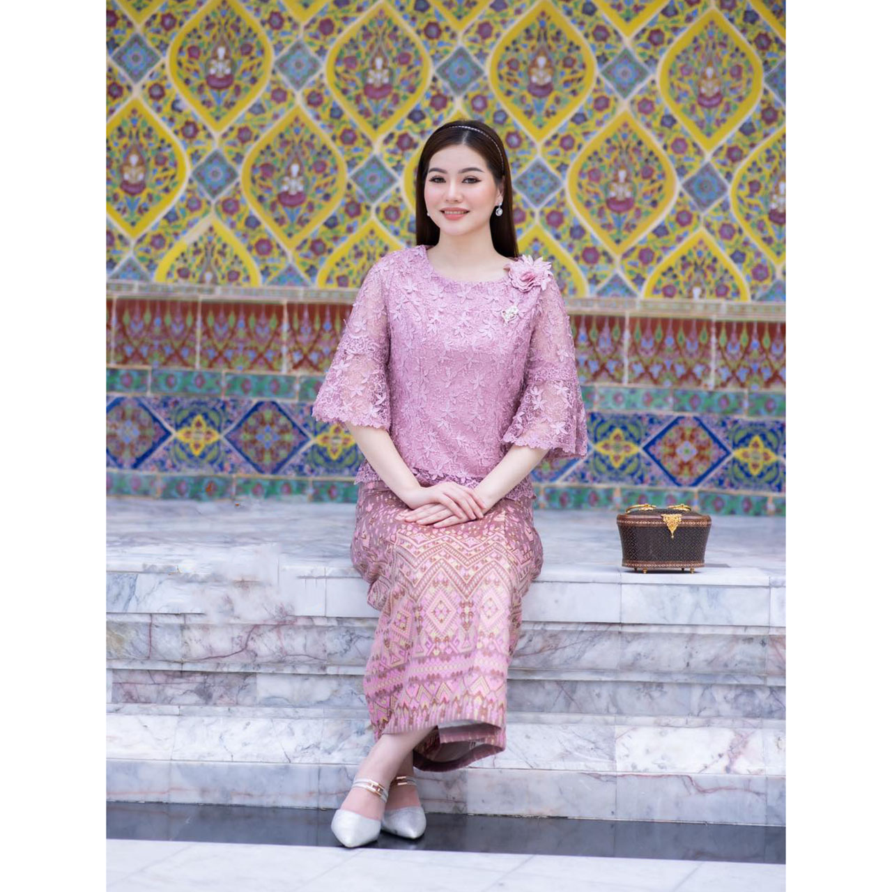 kudapy เสื้อลูกไม้สีม่วง แขนยาว ลูกไม้หนา แต่งลายดอกตรงไหล่ สวมใส่ออกงานดูดี (เฉพาะเสื้อ)