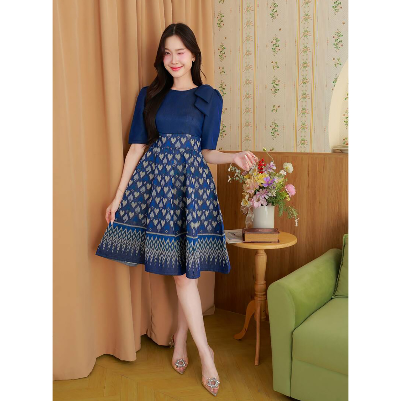 kudapy เดรสผ้าทอลายไทย แขนสามส่วน ติดโบว์บ่า งานอัดกาว กระโปรงทรงบาน ใส่ทำงาน